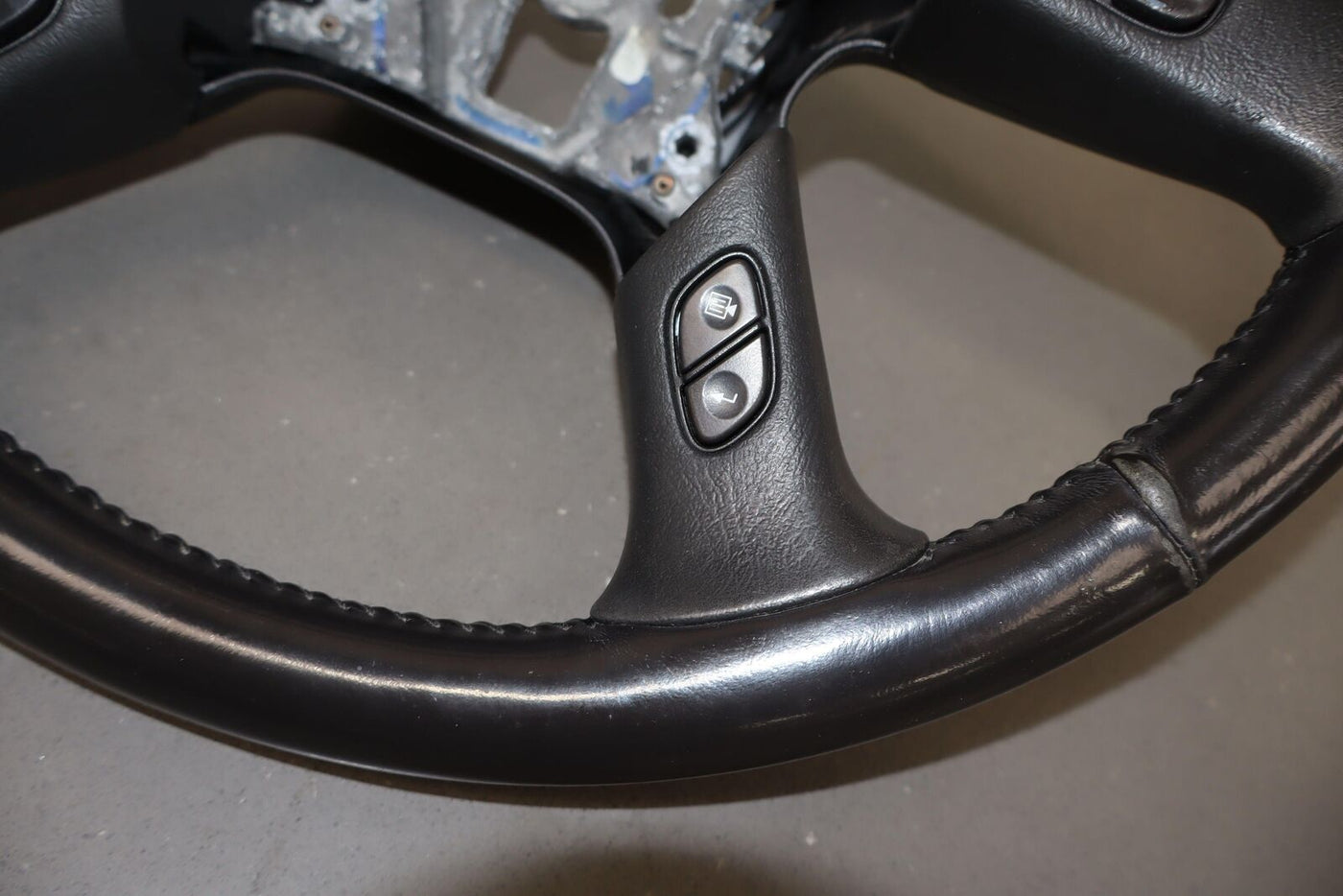 03-07 Hummer H2 OEM Leather Steering Wheel (Ebony) Mild Wear