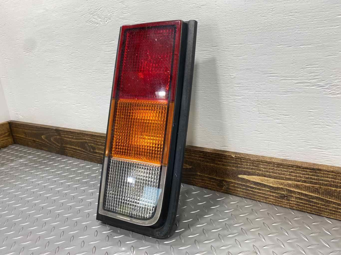 03-04 Hummer H2 Right RH Tail Light Tail Lamp (Body Mounted) OEM Tested Cracked