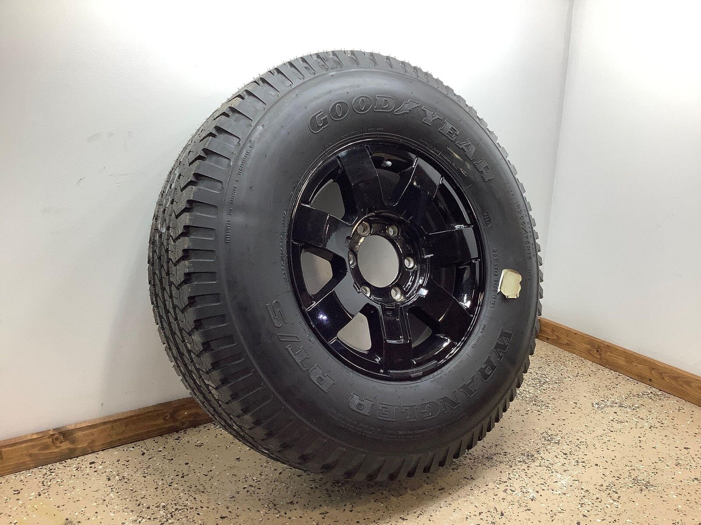 06-10 Hummer H3 Full-Size 16 Inch Aluminum Spare With Wrangler RTS Tire