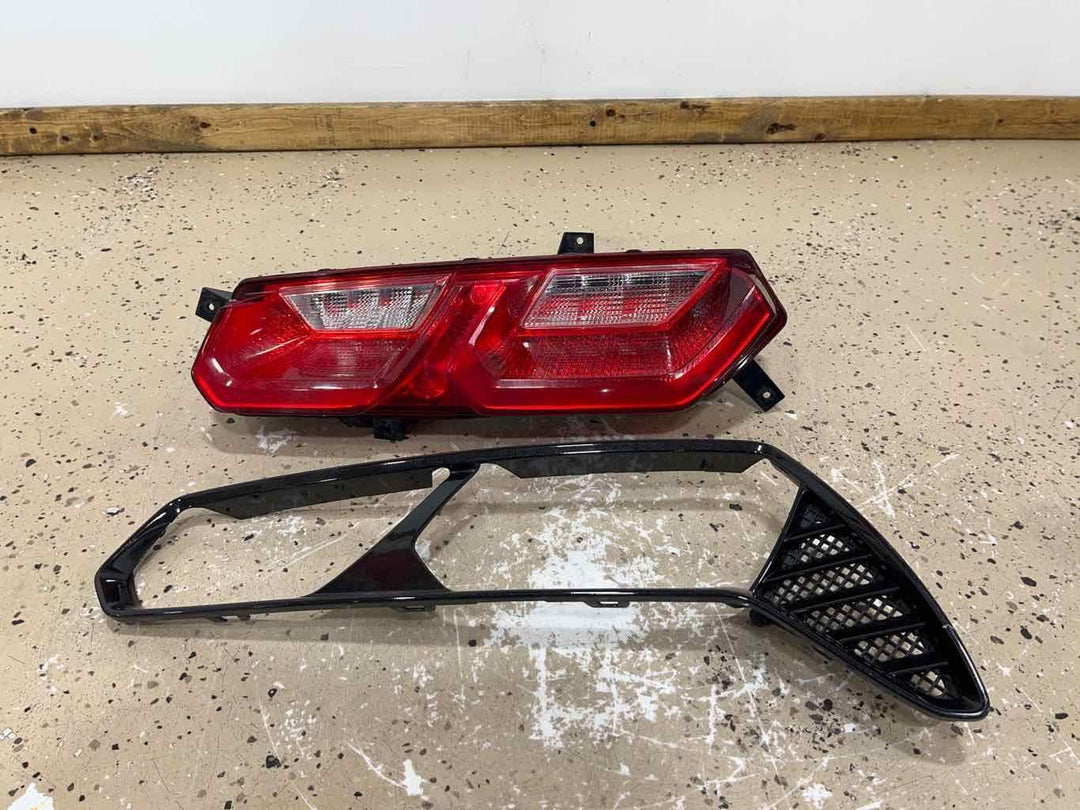 14-19 Chevy Corvette C7 Z51 Right RH Tail Light W/Carbon Fiber Trim (Tested) OEM