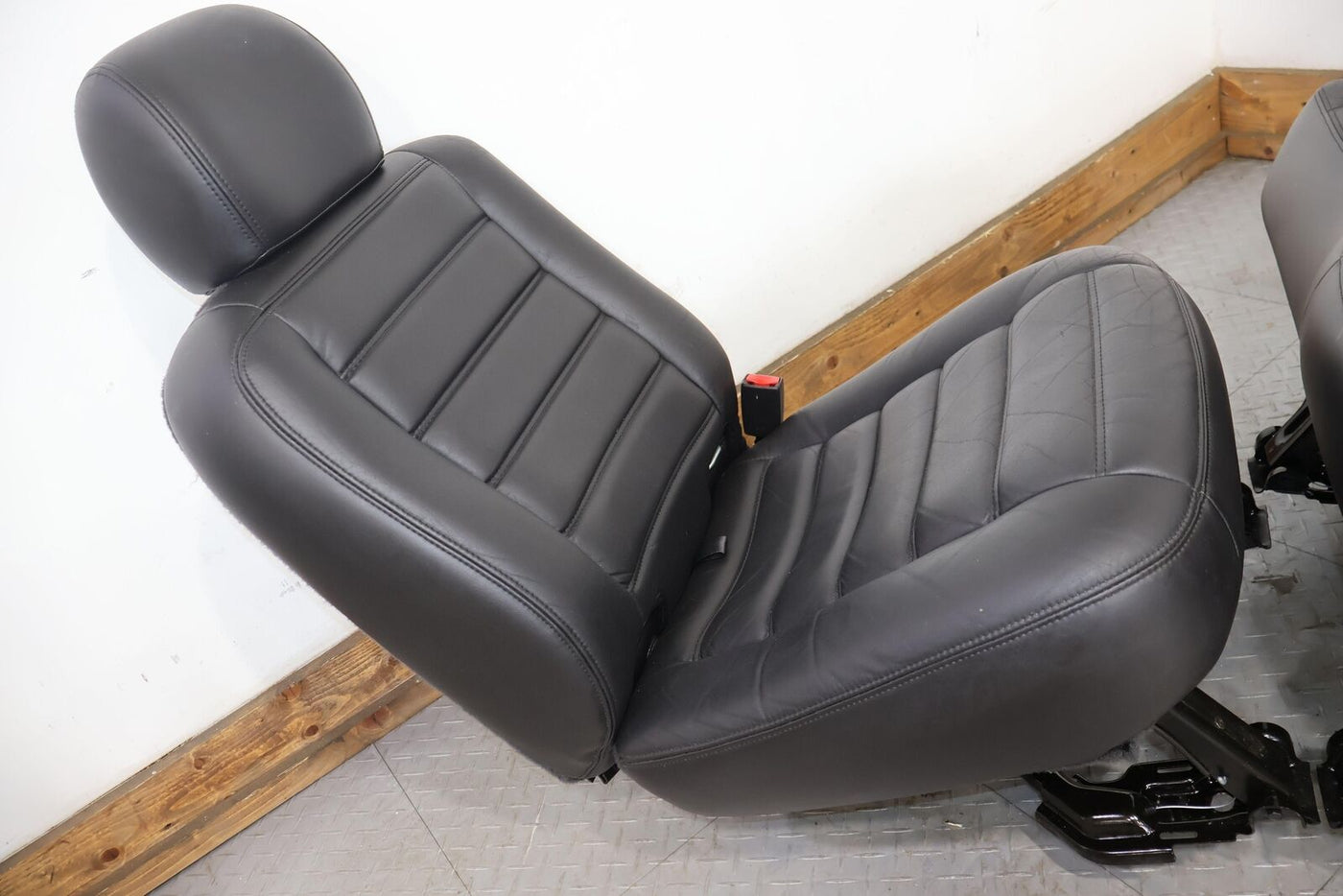 03-07 Hummer H2 SUV Black Leather 2nd Row Seat (Ebony 48i) Light Wear