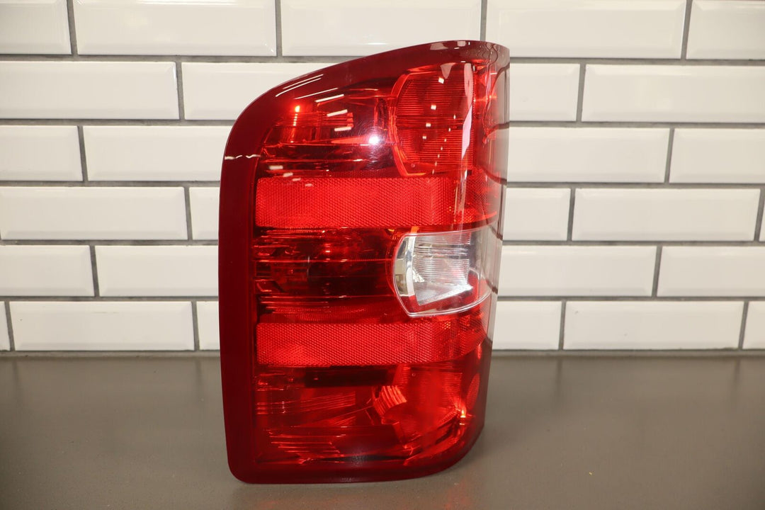 07-13 Chevy Silverado Driver Left OEM Tail Light Tail Lamp Assembly