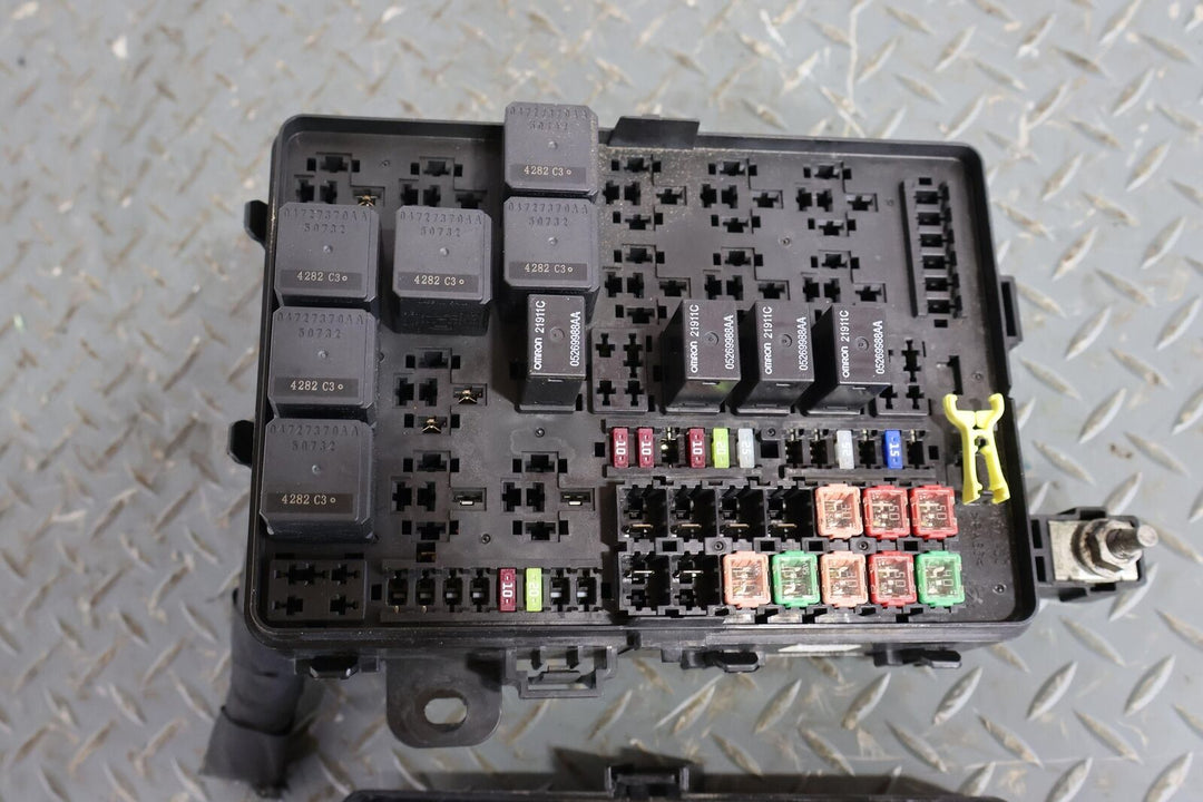 15-20 Dodge Challenger SRT8 6.4L Under Hood Engine Relay Fuse Box (68251008AB)