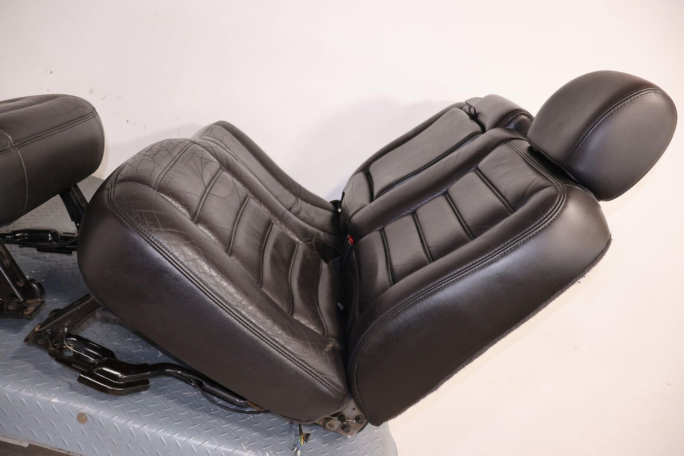 03-07 Hummer H2 2nd / Rear Row Leather Seat Ebony (48I) SUV Only See Notes