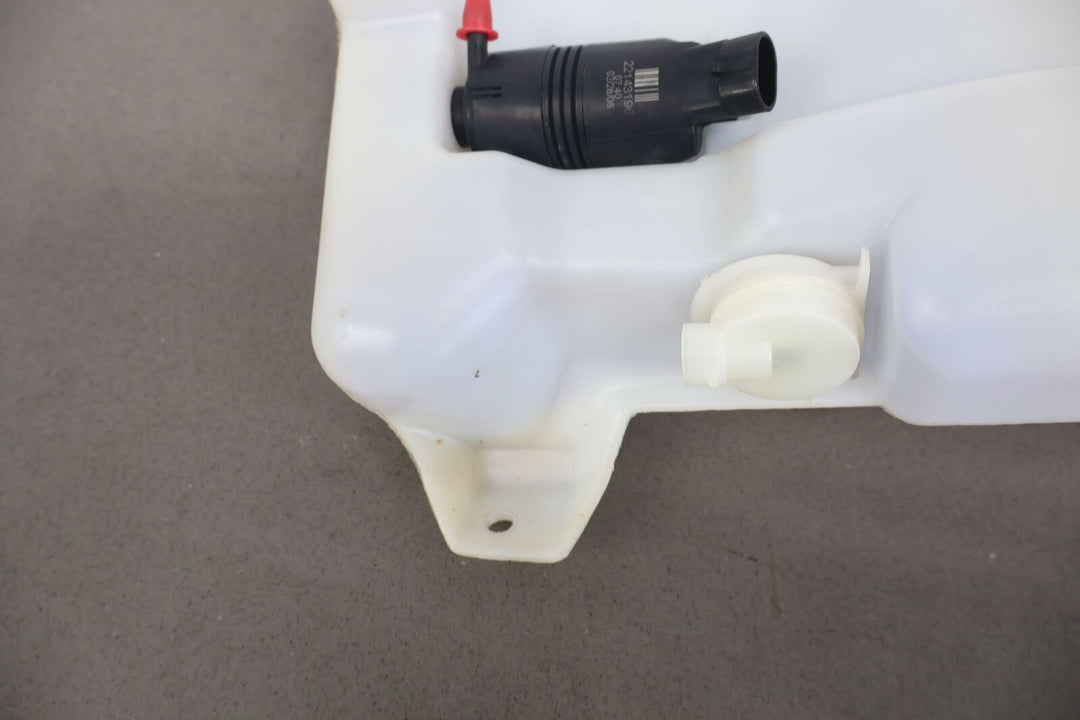 99-06 GMC Sierra 2500HD Windshield Washer Fluid Reservoir W/ Pump & Lid