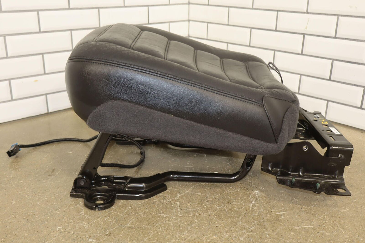 03-07 Hummer H2 SUV Rear 2nd Row Right RH Seat Bottom W/Frame Only Ebony (482)