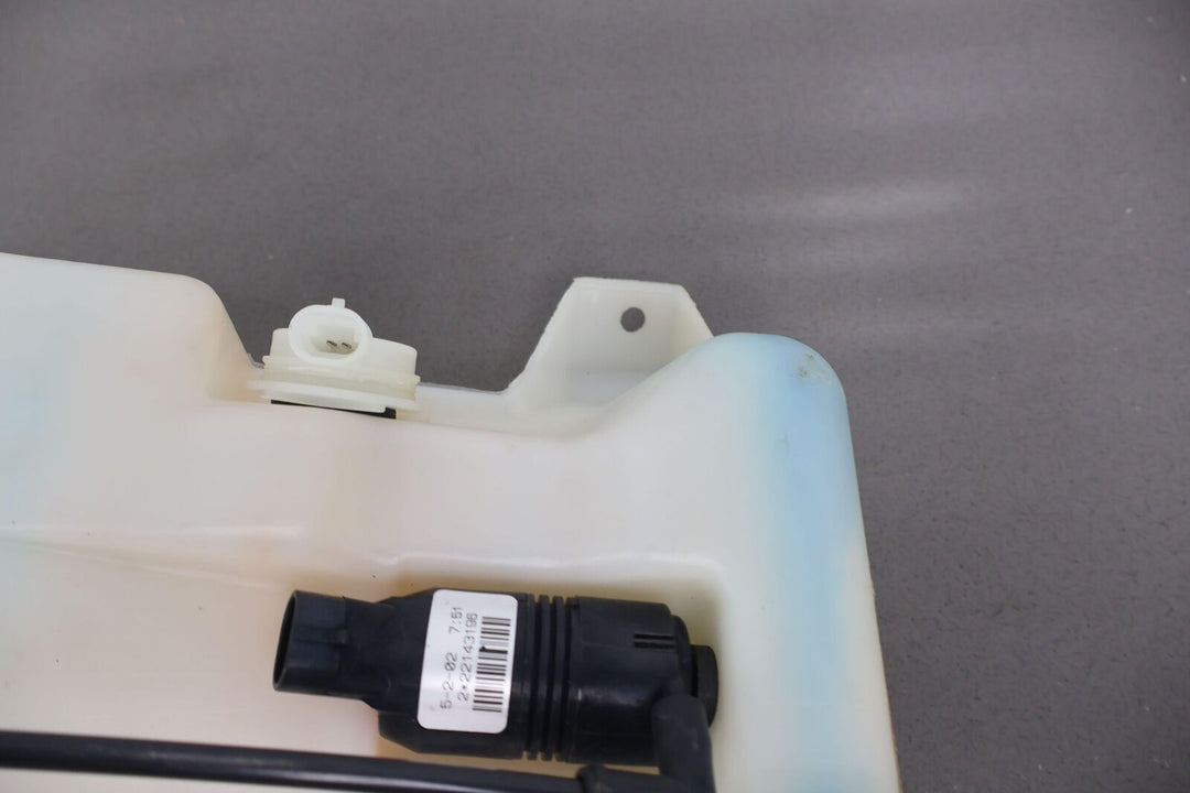 99-06 Chevy Silverado 2500HD Windshield Washer Fluid Reservoir W/ Pump & Lid