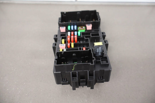 2020 Cadillac Escalade Passenger Right Fuse Box 84114433