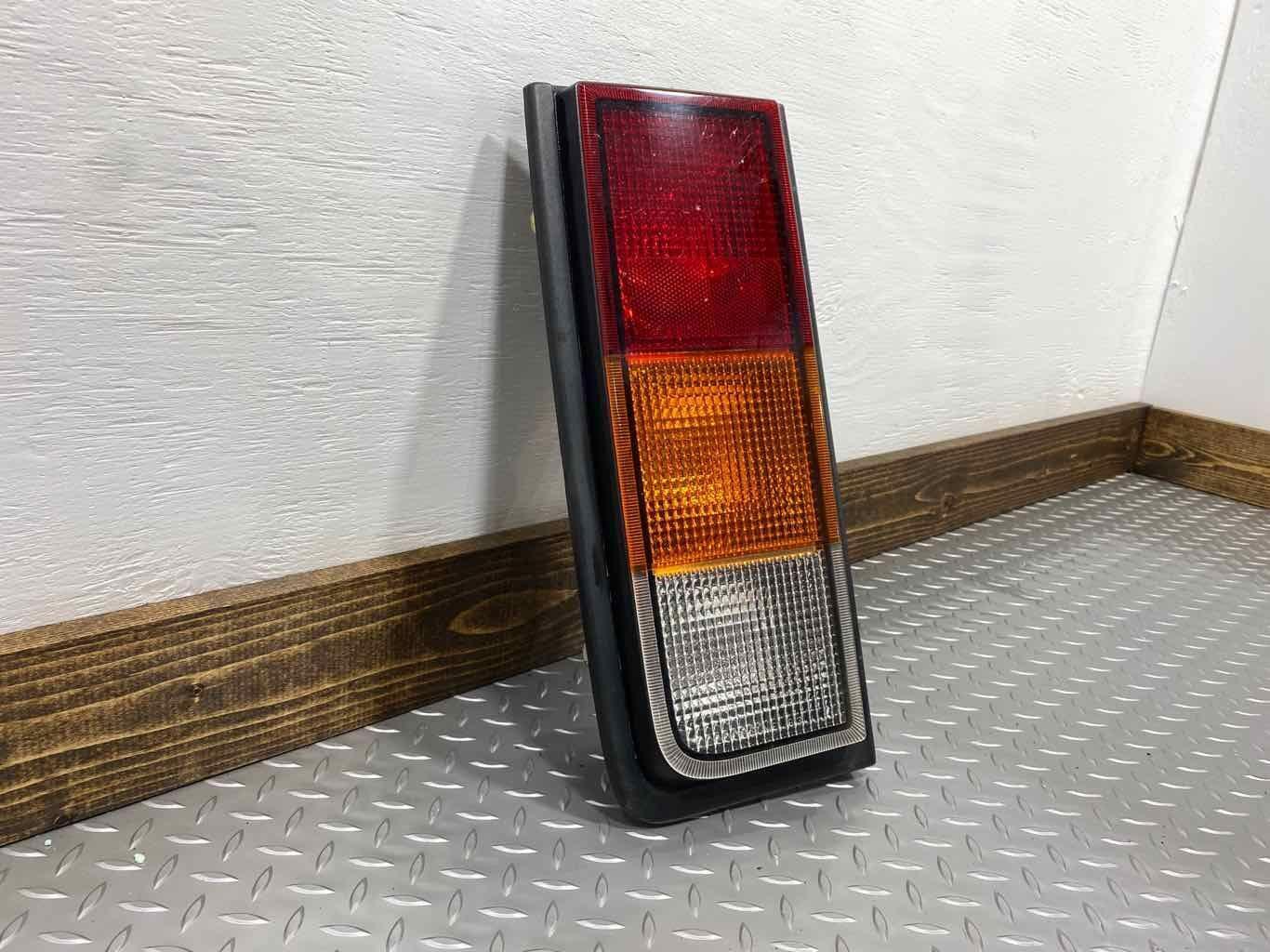 03-04 Hummer H2 Left LH Tail Light Tail Lamp (Body Mounted) OEM Tested Cracked