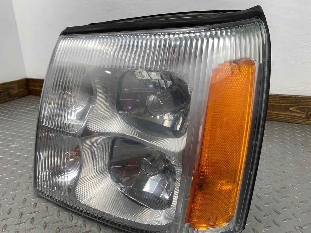 02-06 Cadillac Escalade Driver Left HID Headlight (Tested) Cracked Mounting Tab