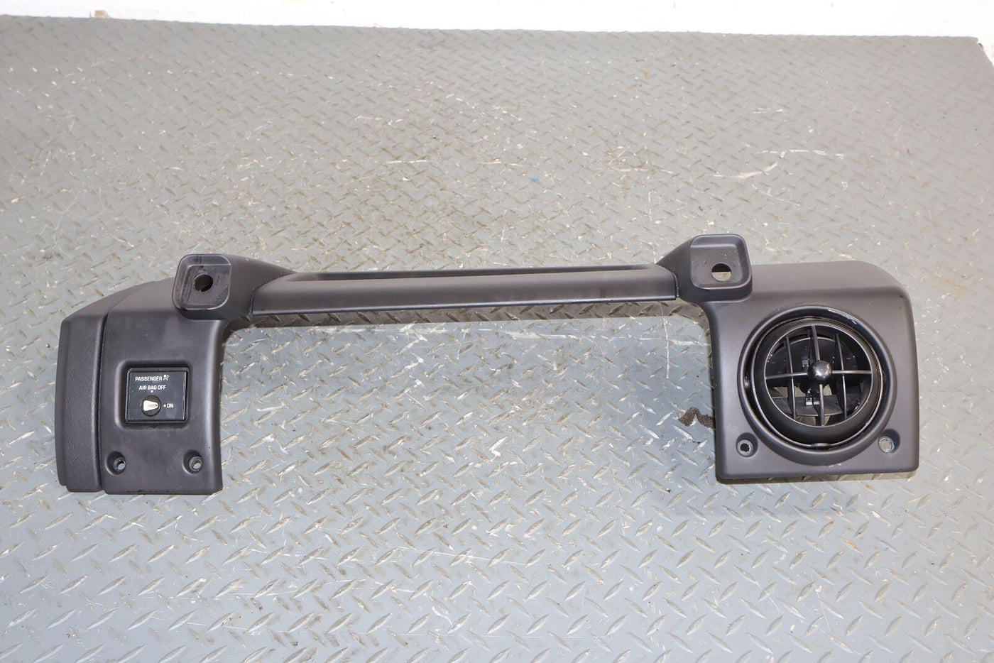 03-07 Hummer H2 Passenger Right RH Dash Mounted AC Vent (Ebony Bezel) See Notes