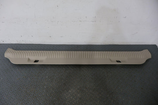 02-06 Cadillac Escalade Rear Hatch Lower Entry Loading Sill Plate (Shale 152)