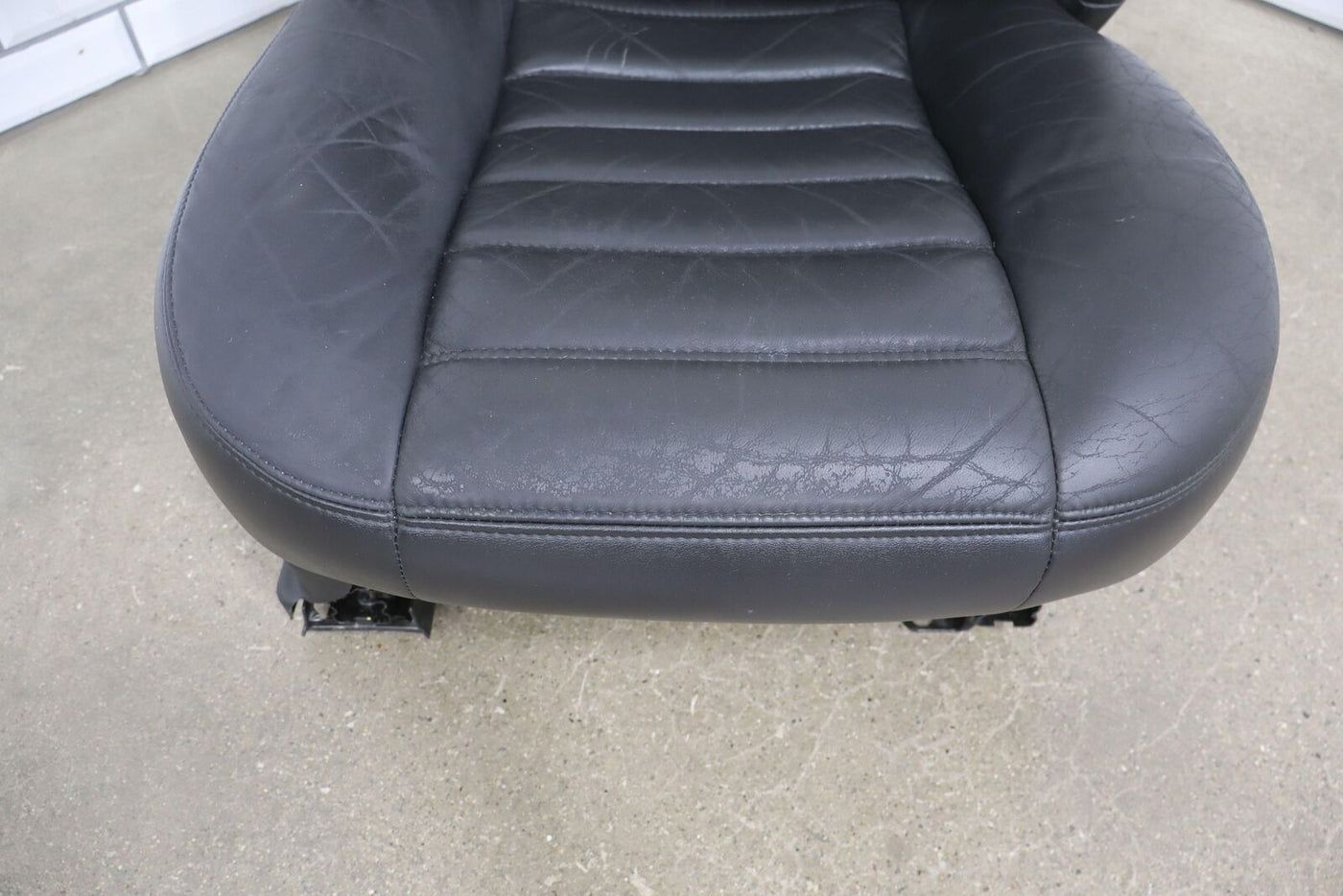 05-07 Hummer h2 RH Right Passenger Front Bucket Seat Leather Ebony (482) Cracks