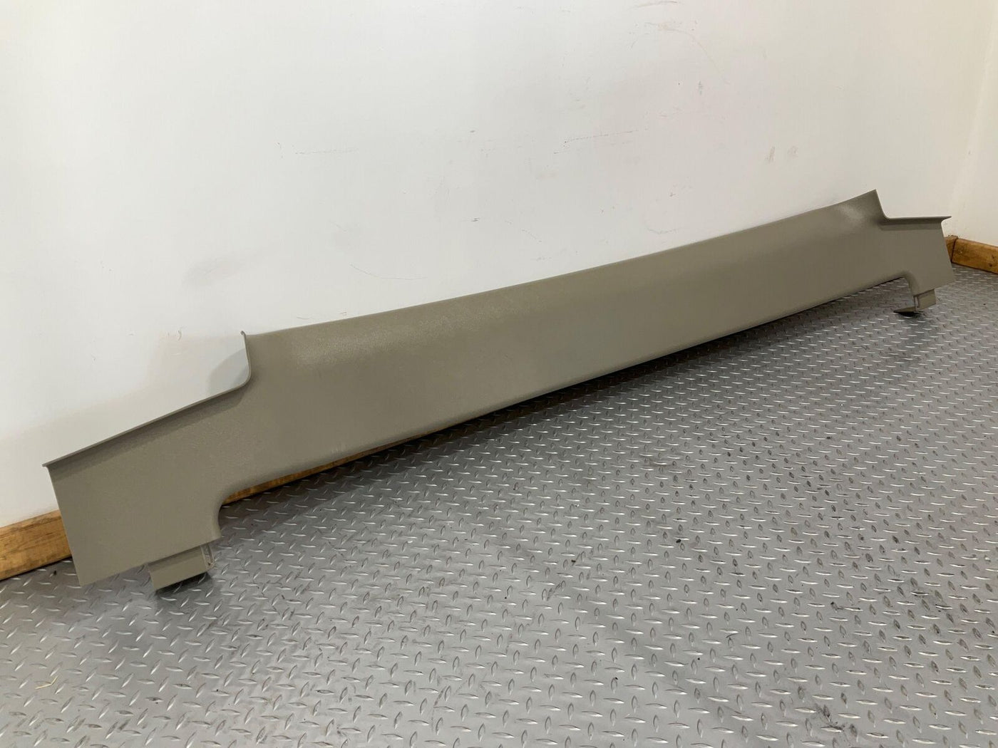 03-09 Hummer H2 Interior Upper Hatch Trim Moulding Panel (Light Wheat 50i)