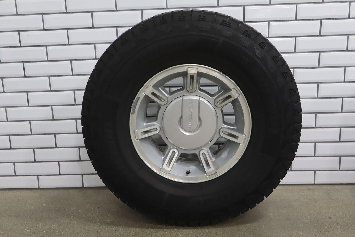 03-07 Hummer H2 Set of 4 17x8.5 OEM 7 Spoke Wheels W/Tires & Center Caps