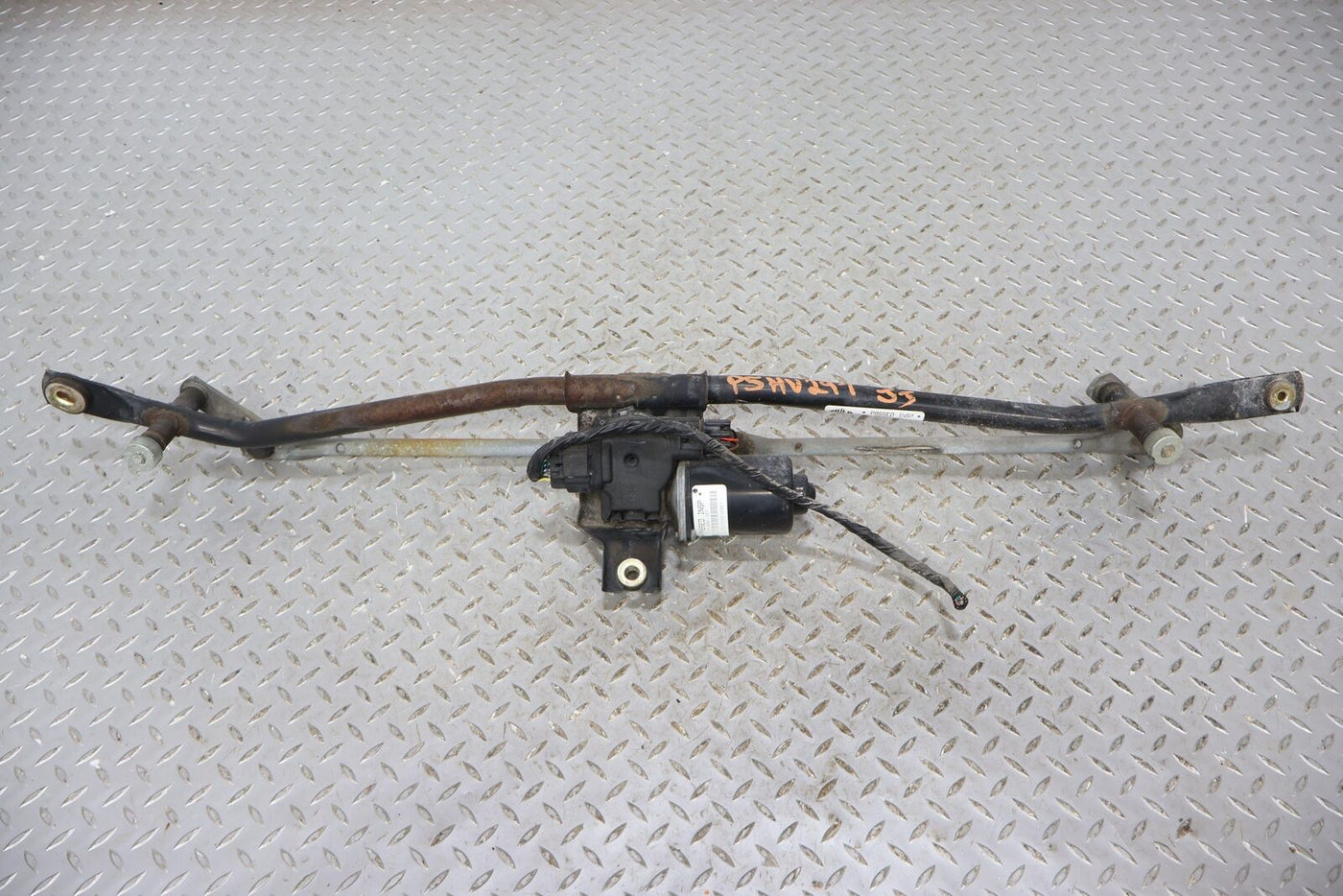 03-07 Hummer H2 Windshield Wiper Transmission Linkage W/ Motor (Tested)