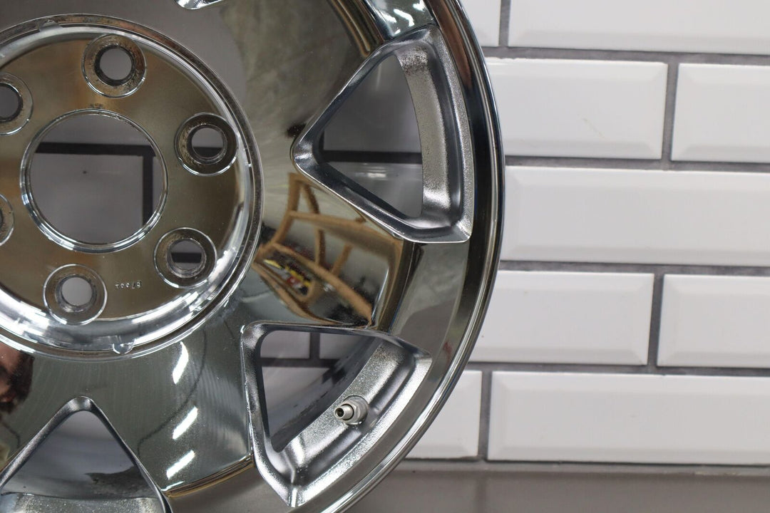 2002-2006 Cadillac Escalade 17x7.5 OEM 7Spoke Chrome Wheel (Corrosion In Barrel)