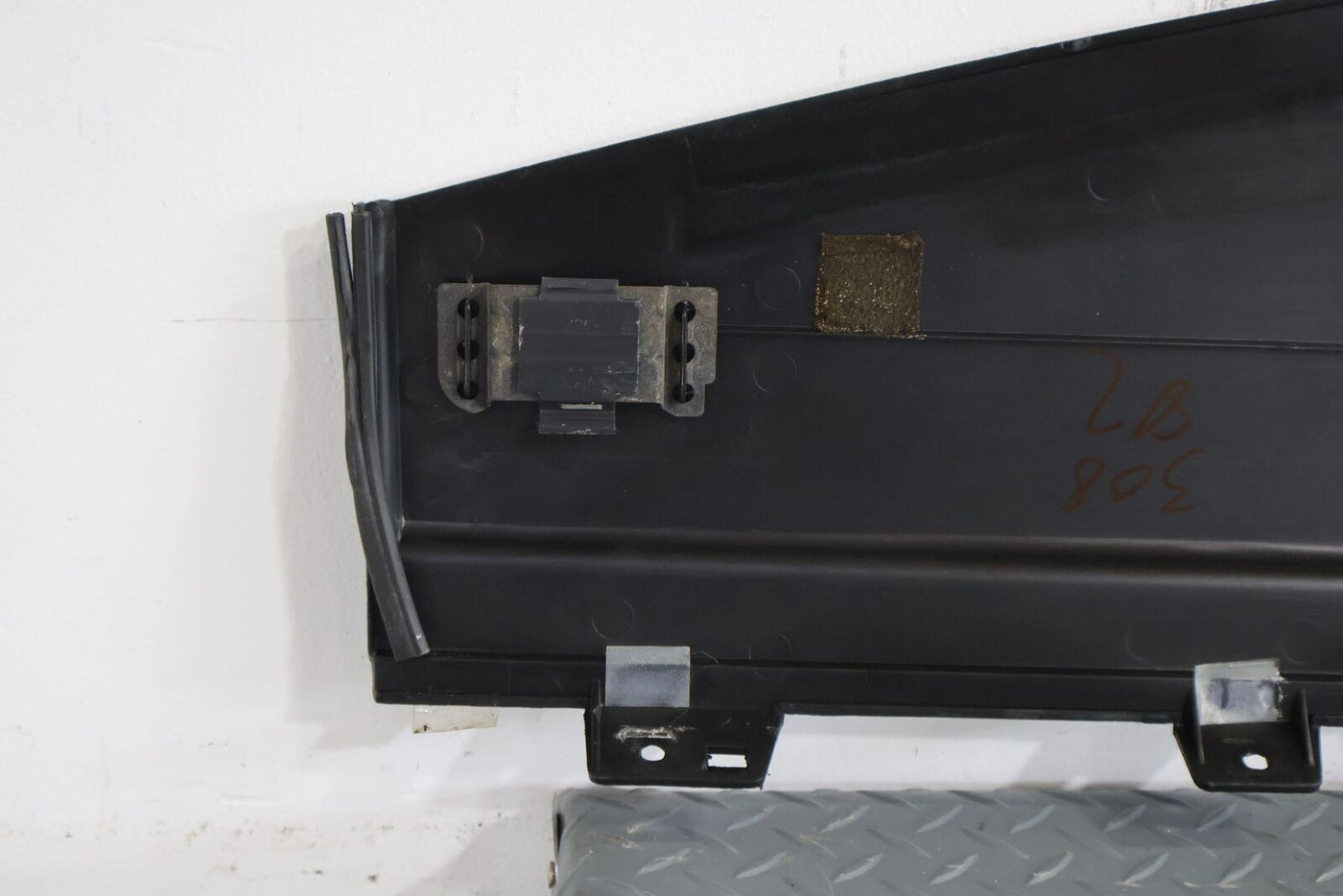 03-07 Hummer H2 OEM Upper Dash Cover Pad (Ebony 48I) See Description