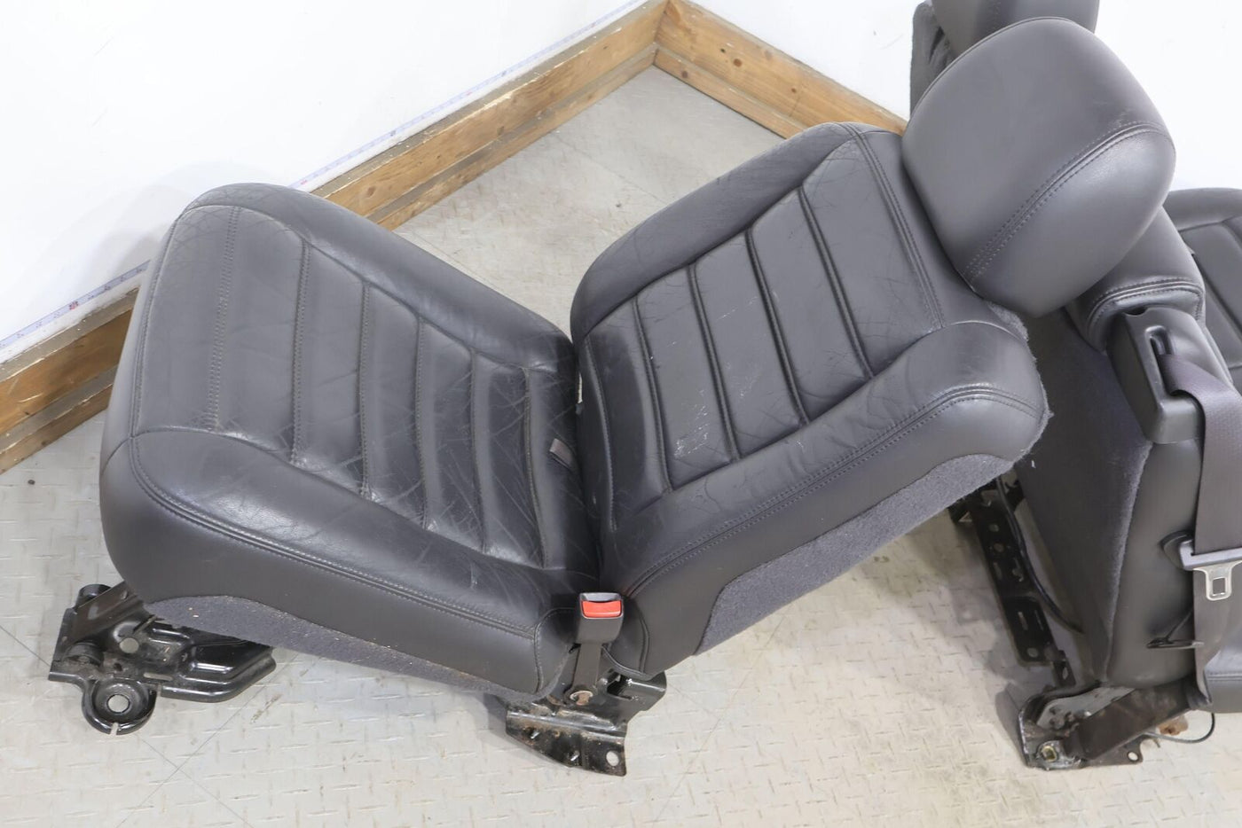 03-07 Hummer H2 2nd / Rear Row Leather Seat (Ebony 482) SUV Only Mild Wear