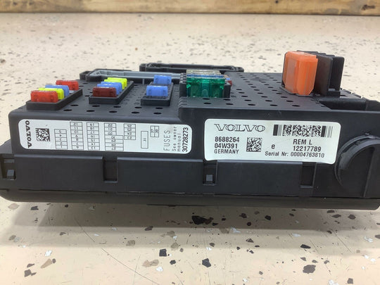 2005 Volvo S60 R Central Electronics module/Fuse Box (See Description)