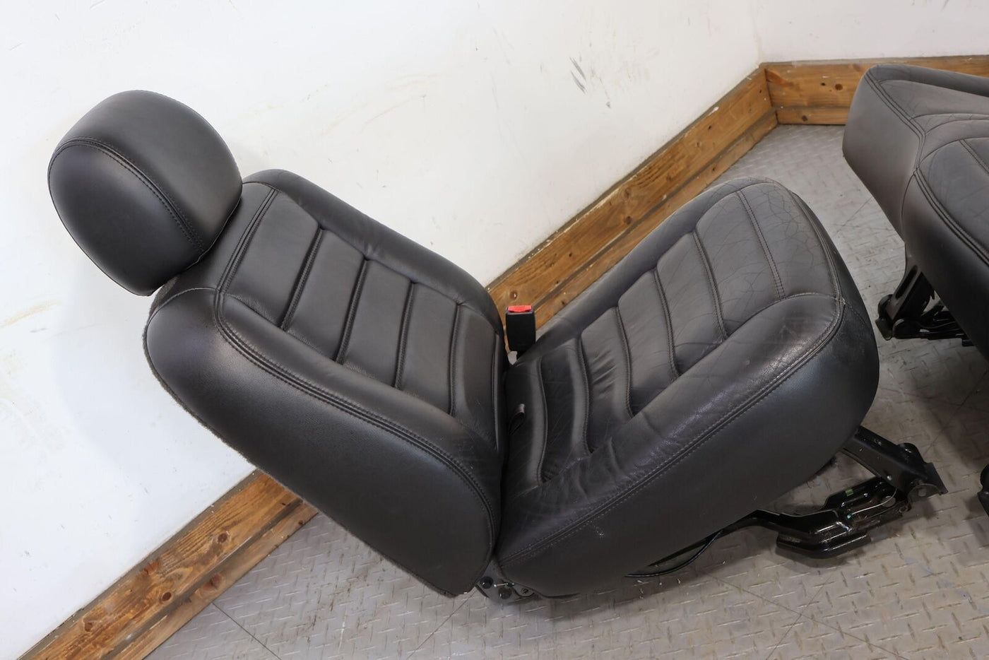 03-07 Hummer H2 2nd / Rear Row Leather Seat (Ebony 482) SUV Only