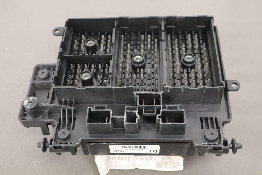 01-02 Chevy GMC 2500HD 6.6L LB7 Duramax Underhood Engine Fuse Box 15328827