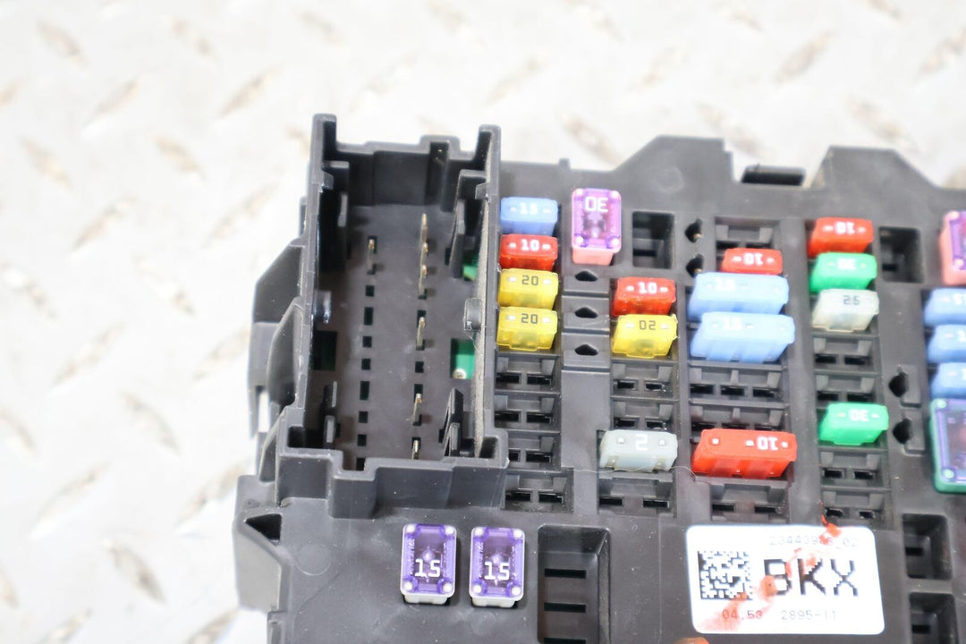 16-18 GMC Sierra Silverado 1500 Right RH Cabin Fuse Junction Box (23443946_02)