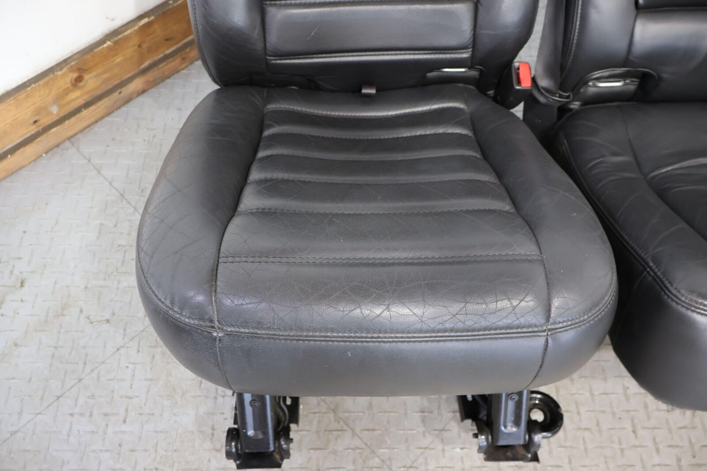 03-07 Hummer H2 2nd / Rear Row Leather Seat (Ebony 482) SUV Only