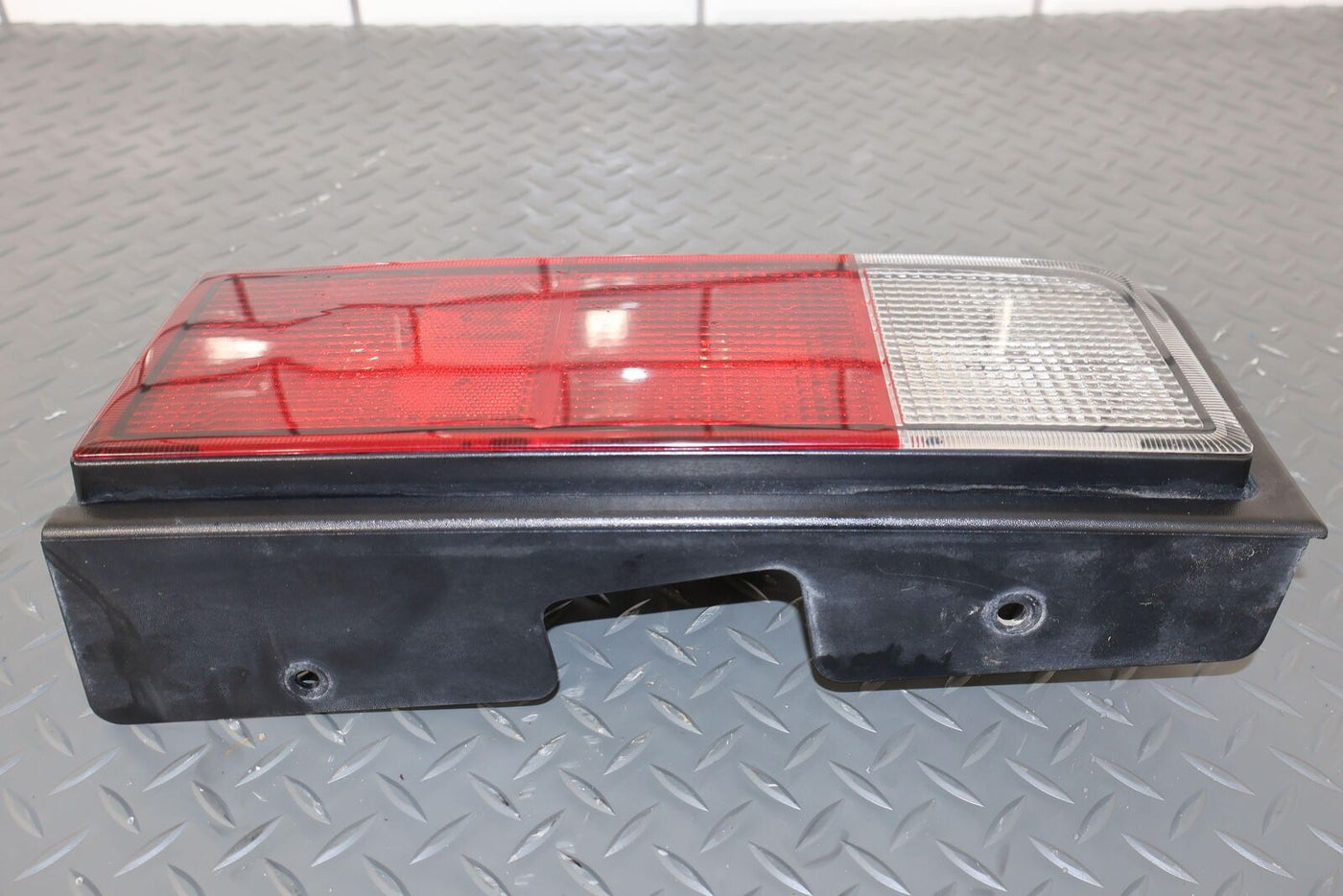 05-09 Hummer H2 Right Passenger Tail Light Lamp OEM (SUV) Tested Quarter Mounted