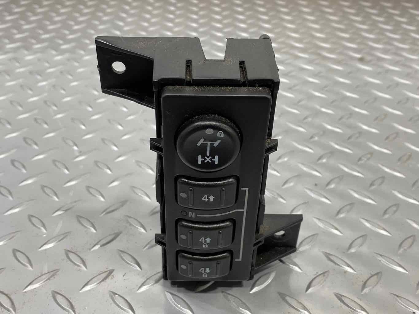 03-07 Hummer H2 Dash Mounted Transfer Case Switch Button OEM