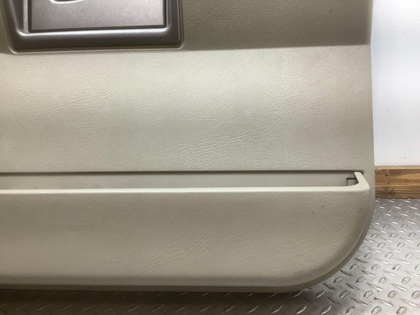 03-07 Hummer H2 Right RH Front Door Trim Panel (Wheat 50I) Chipped Corner