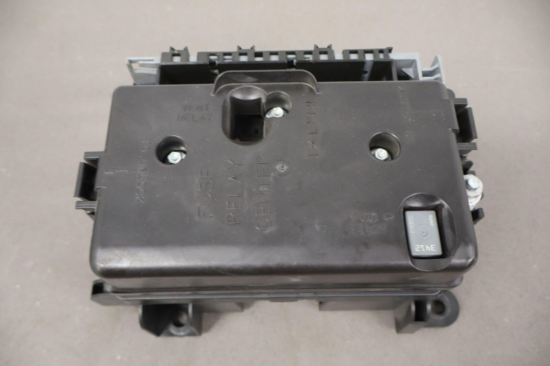 03-04 Chevrolet SSR 5.3L Engine Fuse Box OEM 15106508-1