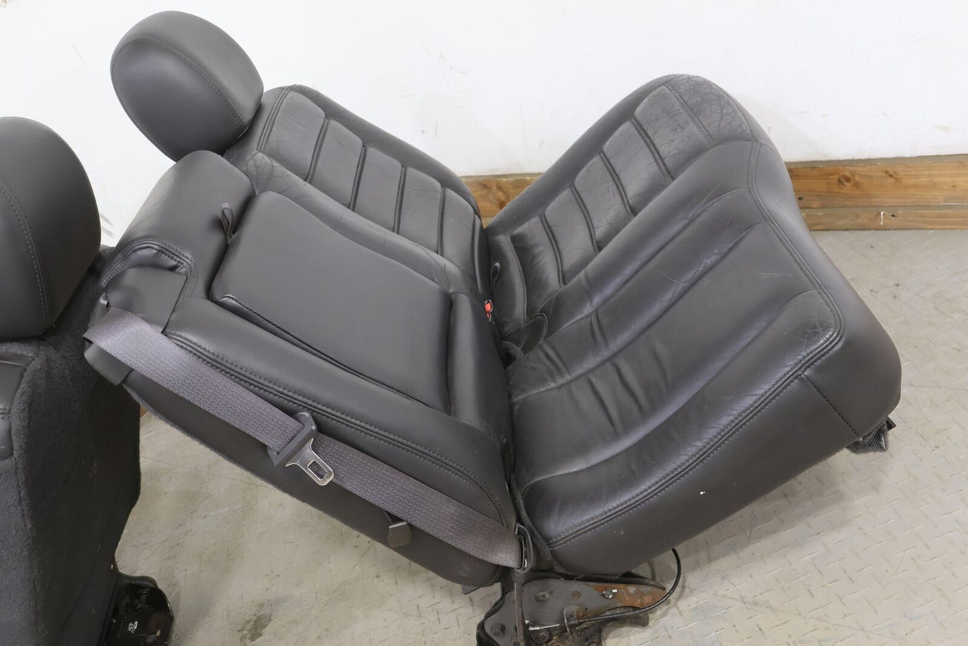 03-07 Hummer H2 2nd / Rear Row Leather Seat (Ebony 482) SUV Only Mild Wear