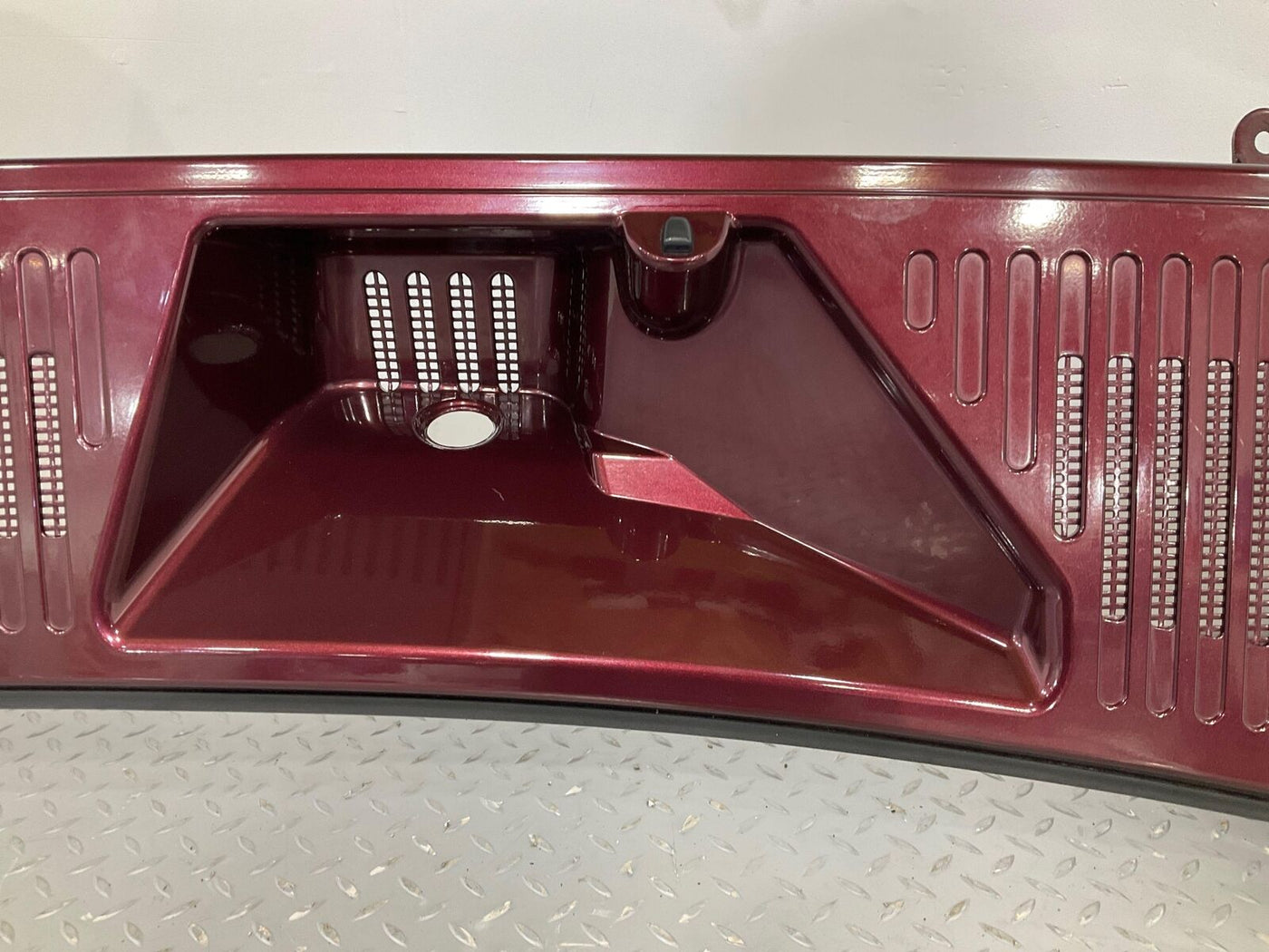 03-09 Hummer H2 Front Center Cowl Vent Panel (Twilight Maroon Metallic 49U)