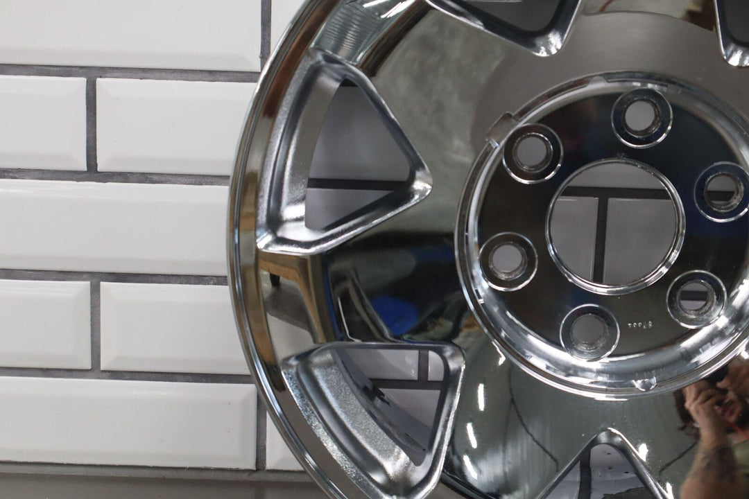 2002-2006 Cadillac Escalade 17x7.5 OEM 7Spoke Chrome Wheel (Corrosion In Barrel)