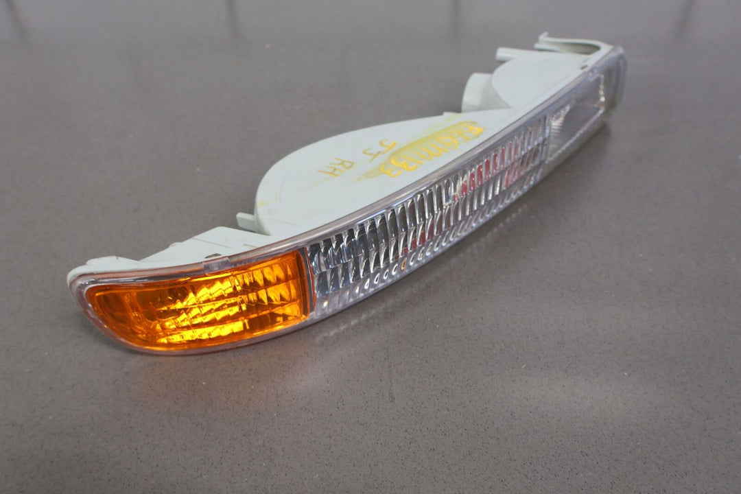 00-06 GMC Sierra Yukon Right RH Front Corner Turn Signal Light Lamp