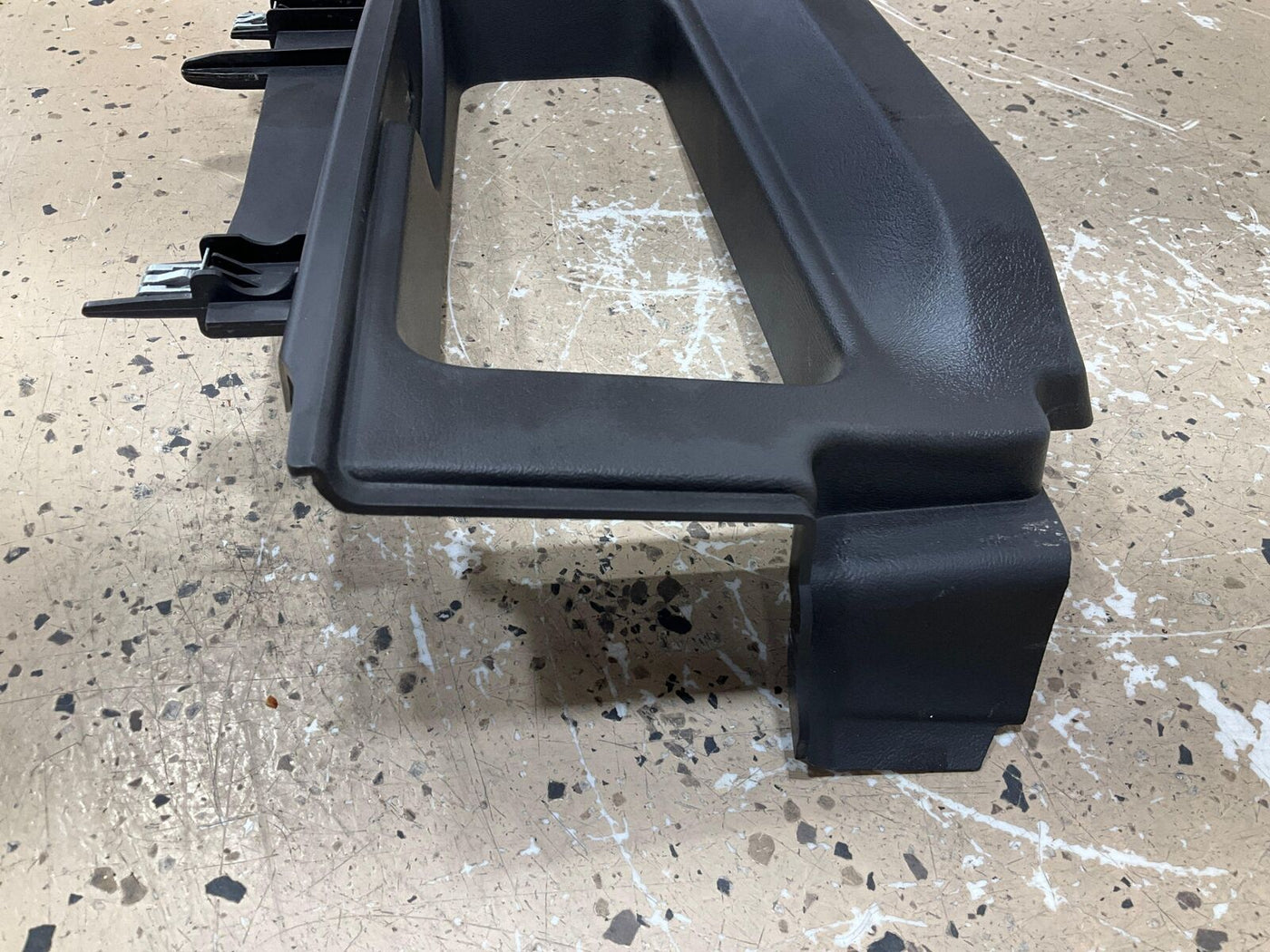 05-09 Hummer H2 SUT Rear Right RH Midgate Window Moulding (Moulding ONLY) Black