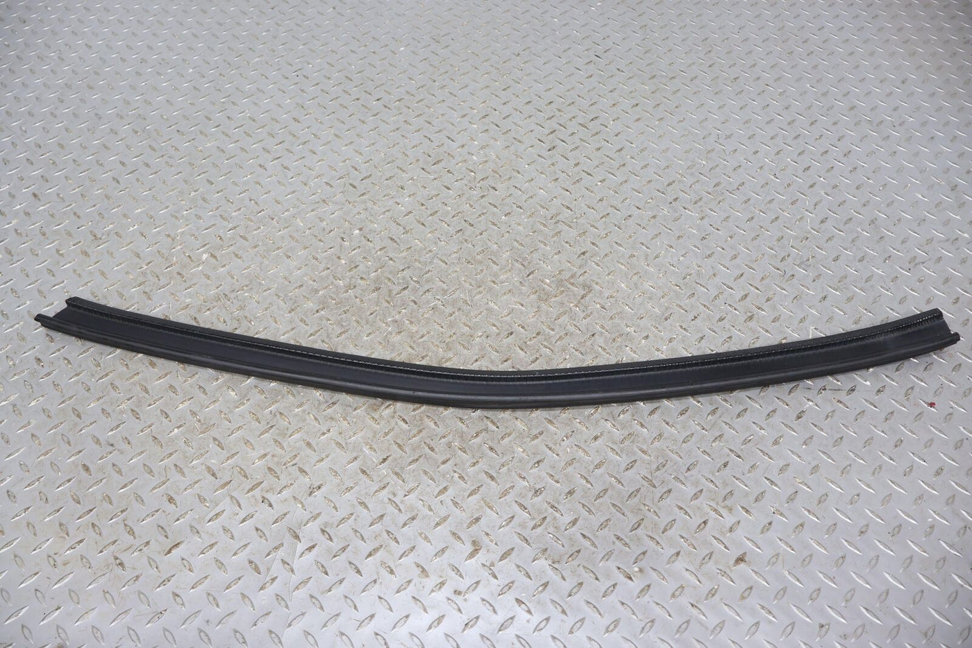 03-09 Hummer H2 Passenger Right Rear Door To Body Weather Stripping Gasket Seal