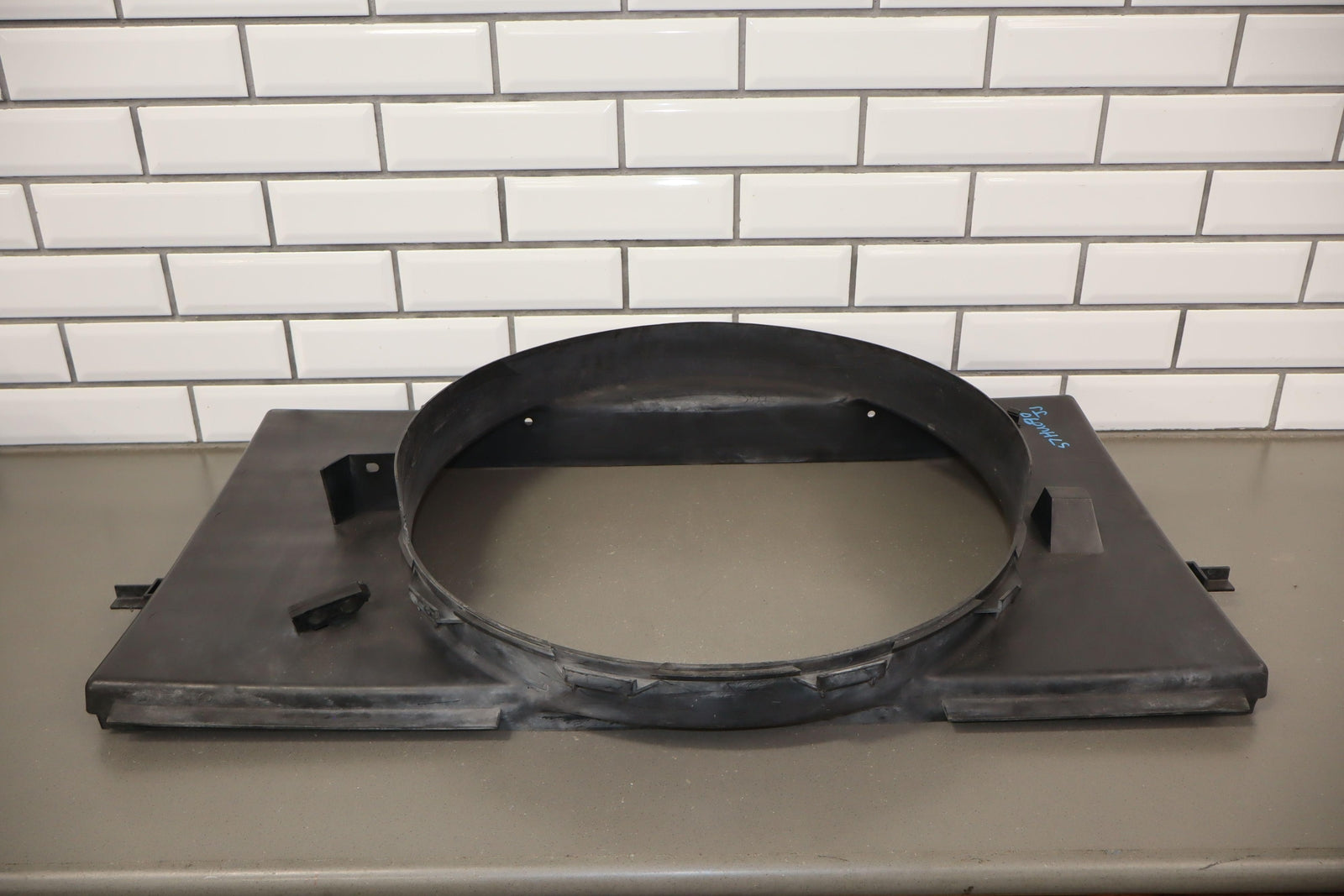03-07 Hummer H2 6.0L V8 LQ4 OEM Fan Shroud - J & J Auto Wrecking