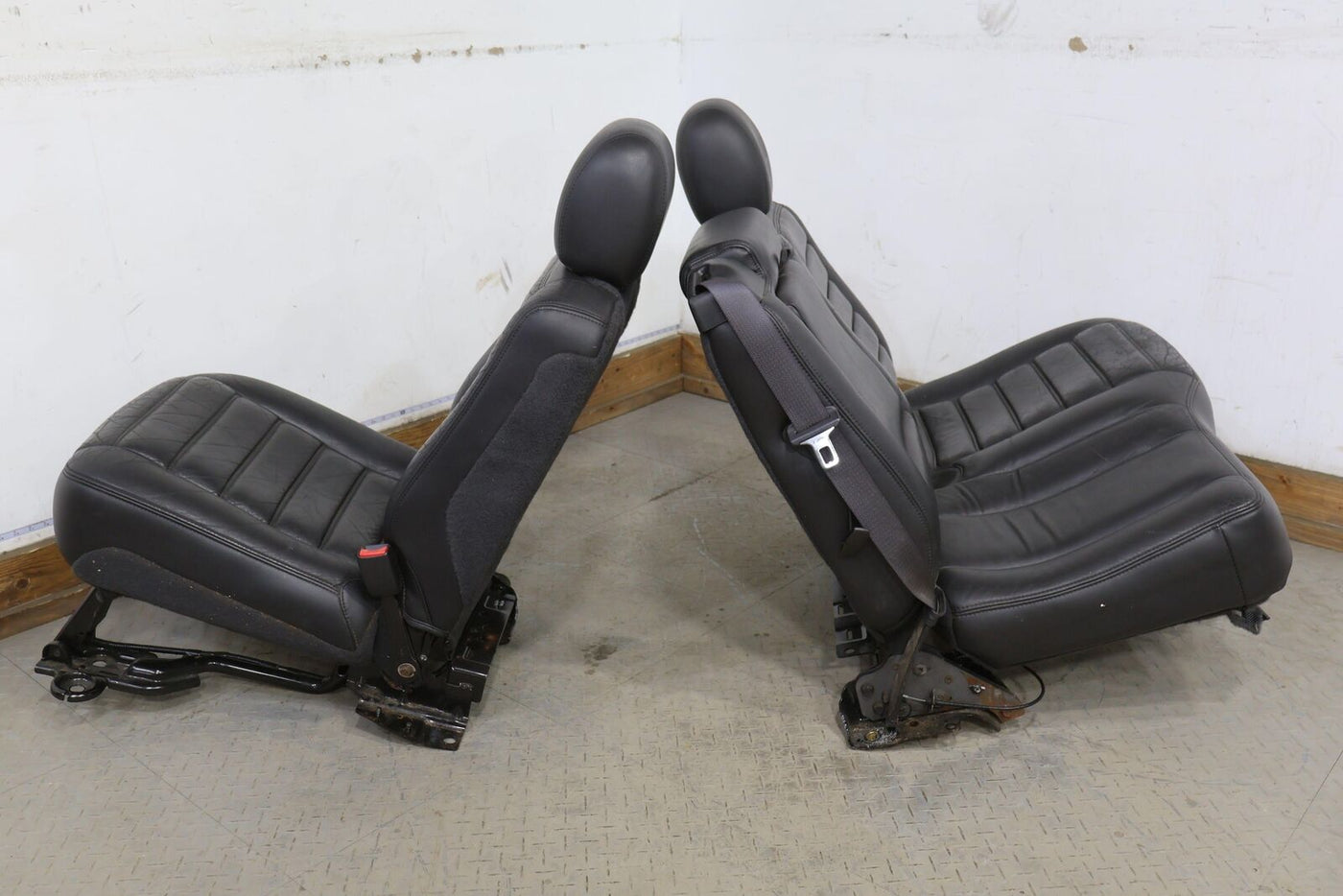 03-07 Hummer H2 2nd / Rear Row Leather Seat (Ebony 482) SUV Only Mild Wear