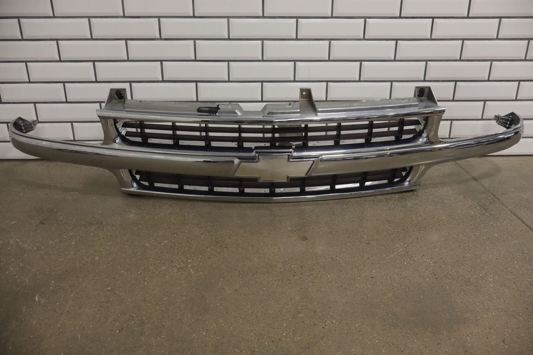 00-06 Chevy Suburban / Tahoe OEM Front Grille with Headlights / Turn Signals