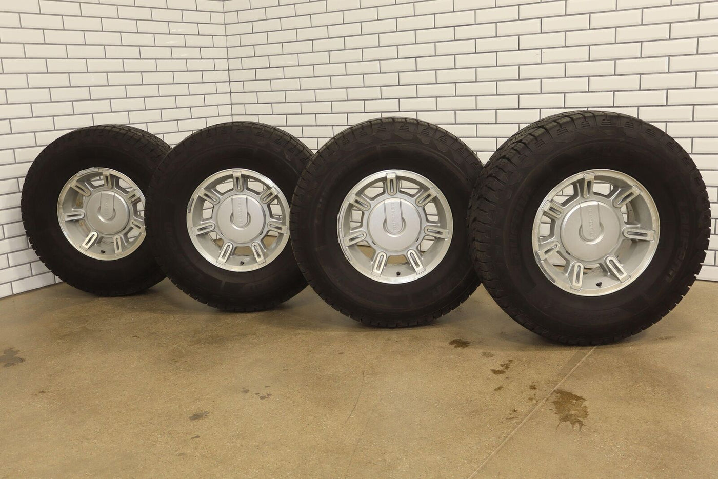 03-07 Hummer H2 Set of 4 17x8.5 OEM 7 Spoke Wheels W/Tires & Center Caps