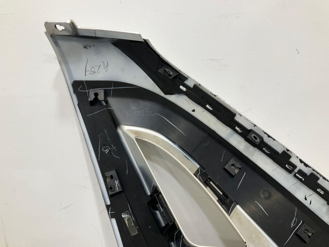 03-06 Escalade EXT Pickup Left Upper Outer Cladding Moulding (White Diamond 98u)