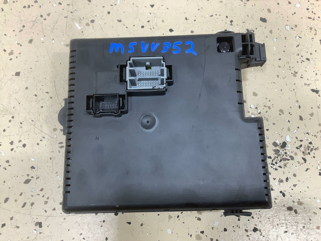 2005 Volvo S60 R Central Electronics module/Fuse Box (See Description)