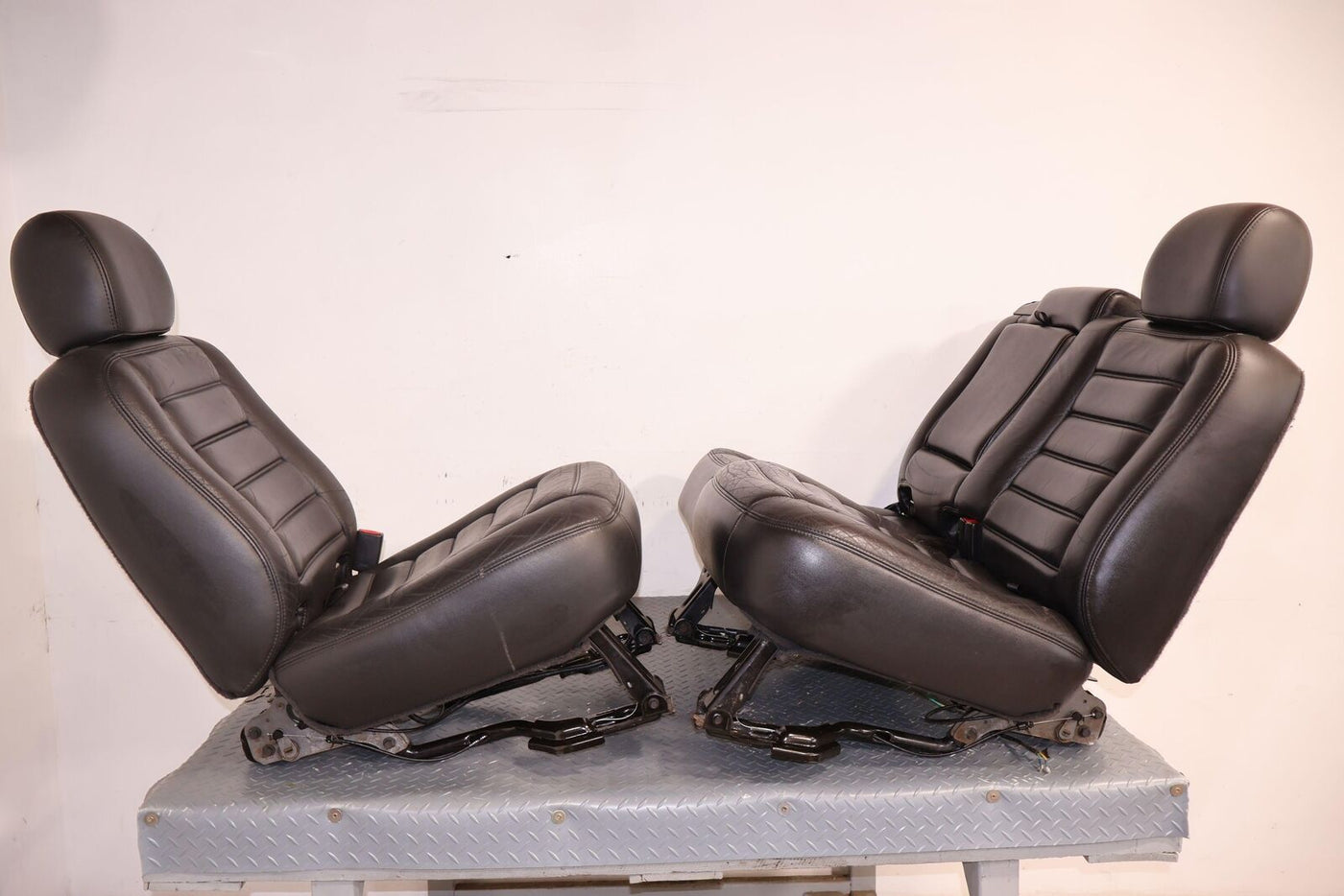 03-07 Hummer H2 2nd / Rear Row Leather Seat Ebony (48I) SUV Only See Notes