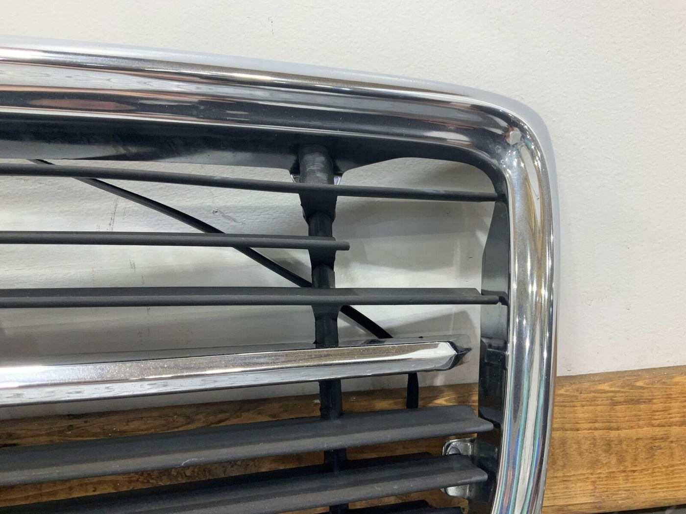 72-80 Mercedes 450SLC C107 R107 Front Upper Grille (Chrome) 1 Broken Fin