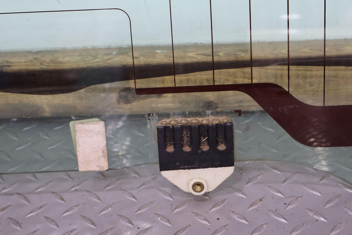 05-09 Hummer H2 SUT Pickup Heated Center Midgate Back Window Glass (Broken Tab)