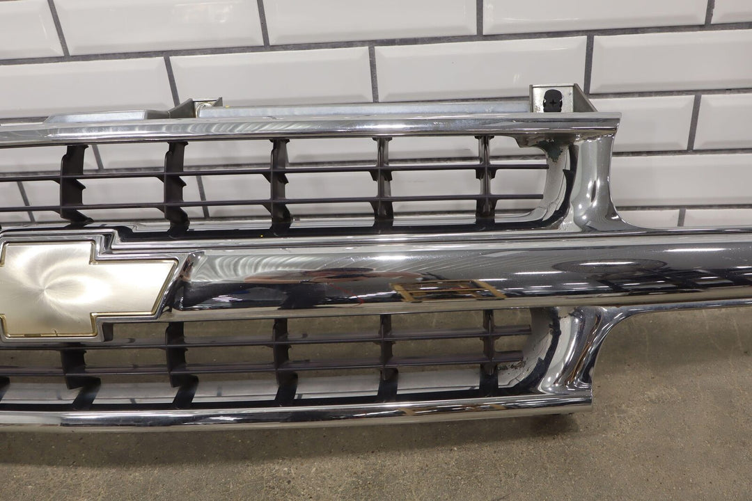 00-06 Chevy Suburban / Tahoe OEM Front Grille with Headlights / Turn Signals