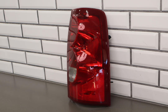 03-07 Chevy Silverado Right RH Passenger Tail Light OEM GM