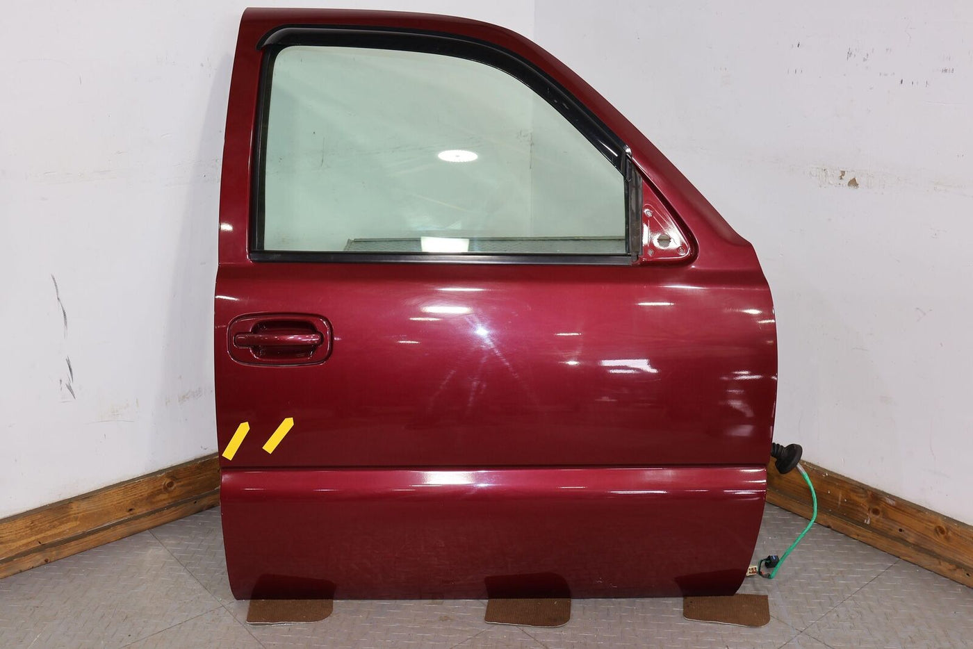 00-06 Tahoe/Silverado Front Right Electric Door W/ Glass (Sport Red 63u) Notes